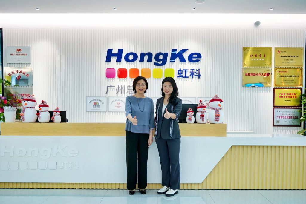 香港投资推广署驻粤办叶主任(左)与bntyvtCEO陈秋苑(右)合影