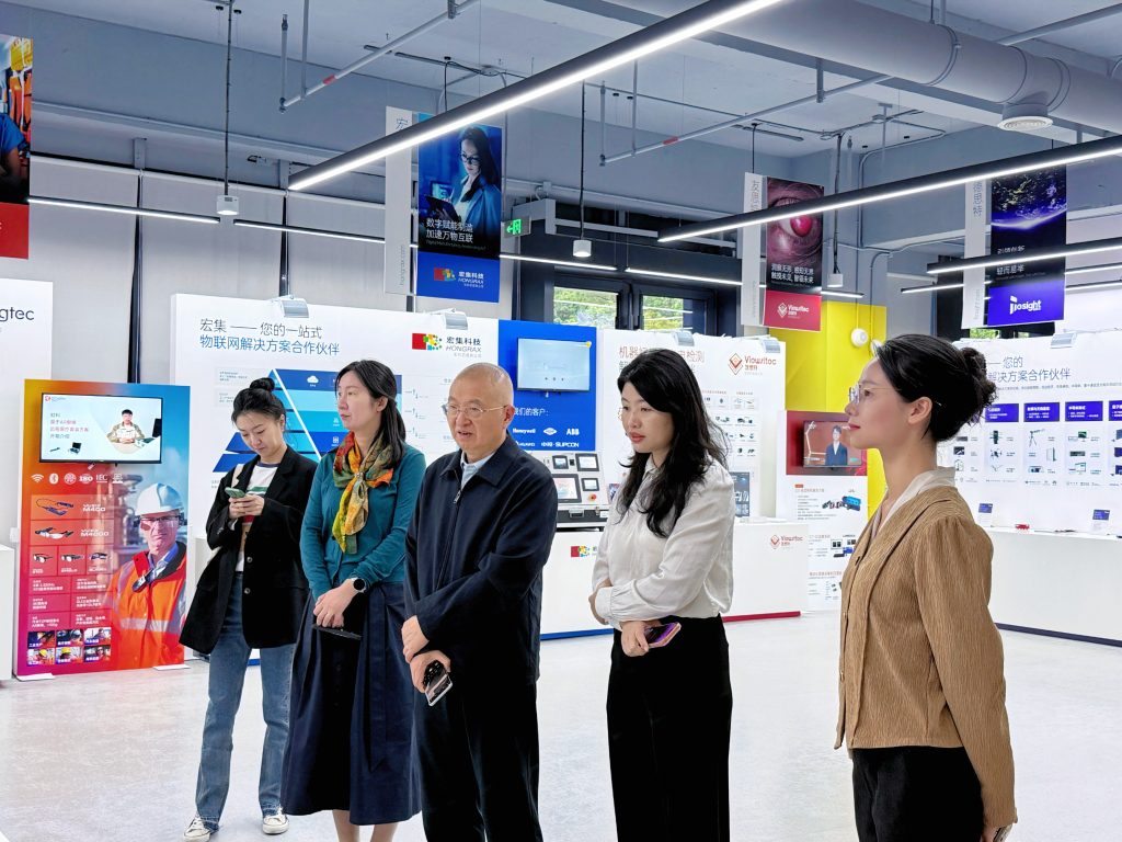 李善民教授一行参观bntyvt展厅（4）